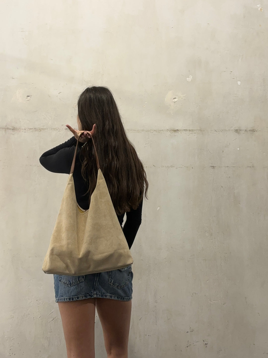 Structured Suede Tote – Spacious Everyday Handbag