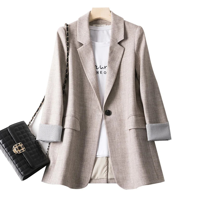 Relaxed Long Sleeve Blazer with a Clean Straight Cut