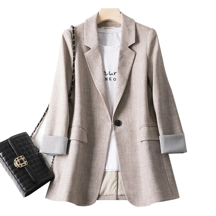 Relaxed Long Sleeve Blazer with a Clean Straight Cut