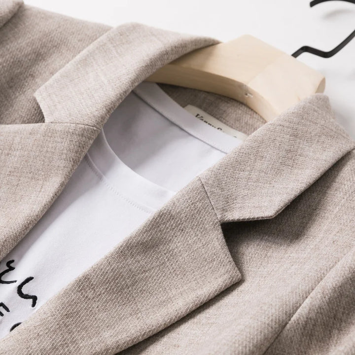 Relaxed Long Sleeve Blazer with a Clean Straight Cut
