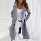 Elegant Wool Coat Featuring a Trendy Folded Collar