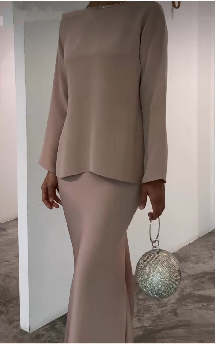 Pearl Print Midi Dress with Feminine Silhouette
