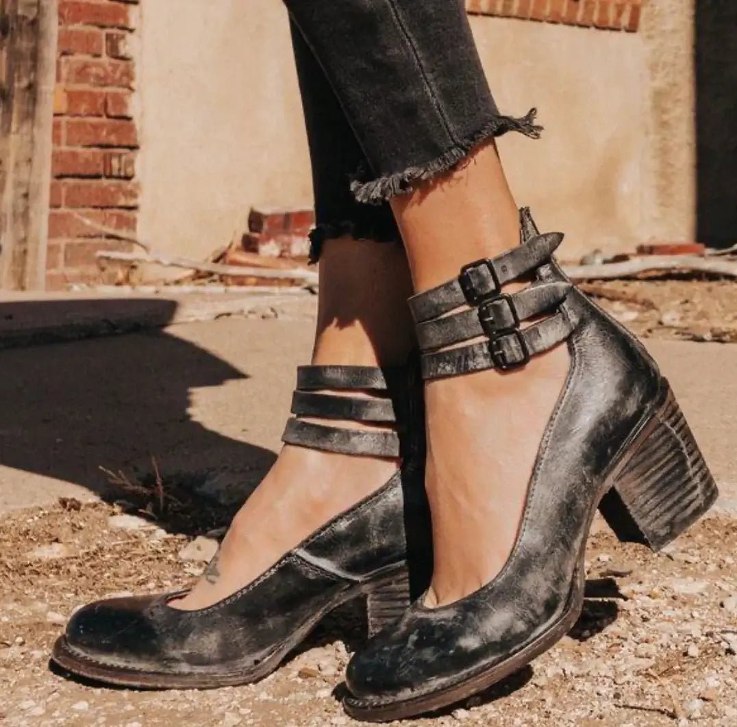 Vintage-Inspired Heeled Shoes with a Retro Silhouette