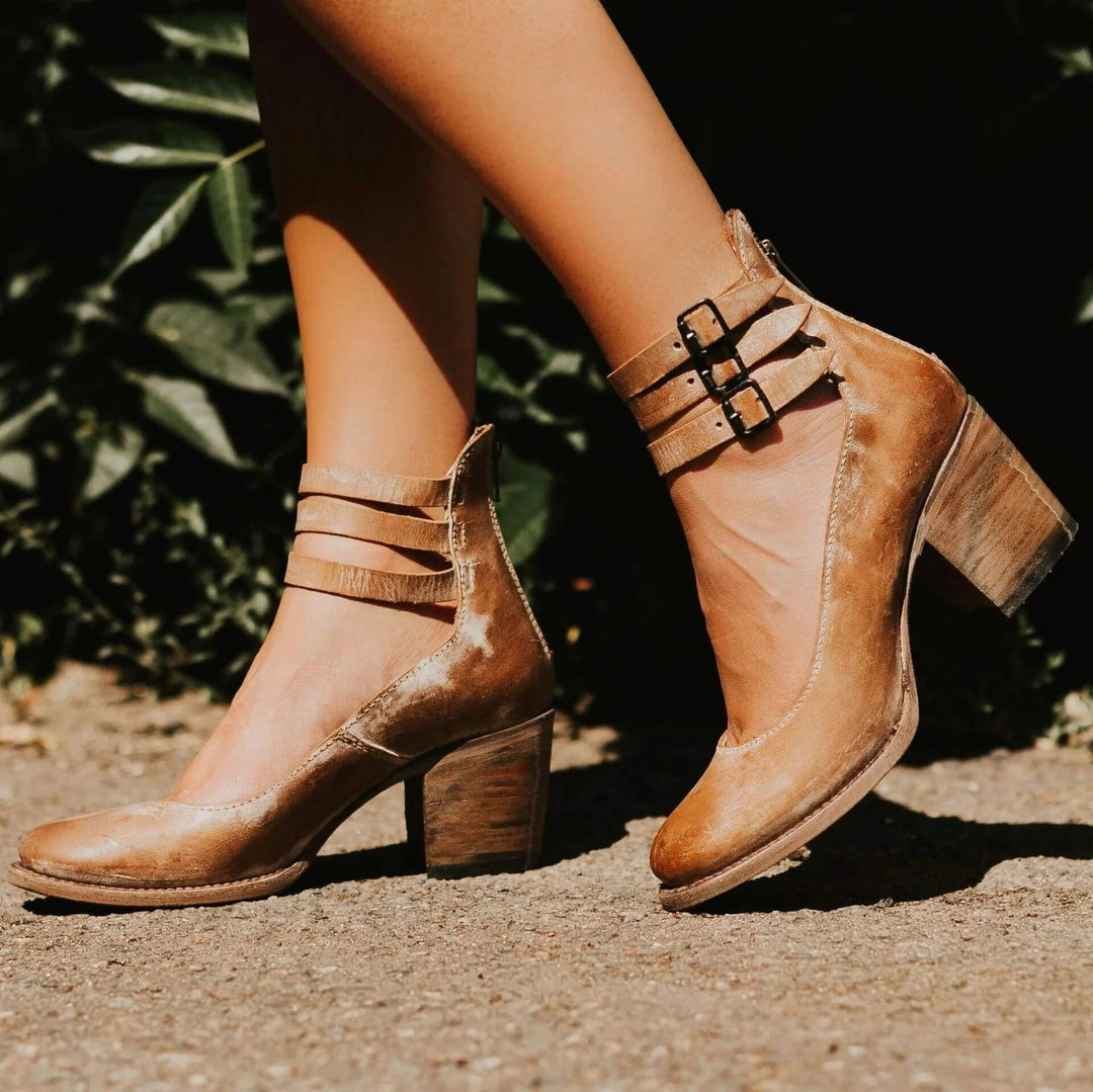 Vintage-Inspired Heeled Shoes with a Retro Silhouette